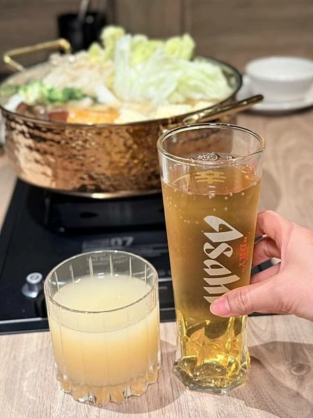 台北溫體牛火鍋宵夜推薦！牛寓鮮切溫體牛，涮煮幾秒肉嫩鮮甜感十足。