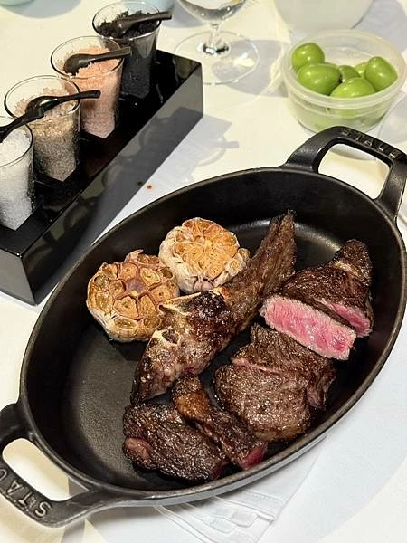 台北米其林一星牛排！A CUT經典招牌肋，體驗奢華牛排饗宴的極致。