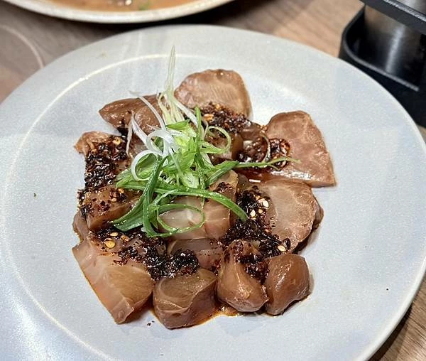 台北溫體牛火鍋宵夜推薦！牛寓鮮切溫體牛，涮煮幾秒肉嫩鮮甜感十足。