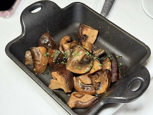 台北米其林一星牛排！A CUT經典招牌肋，體驗奢華牛排饗宴的極致。