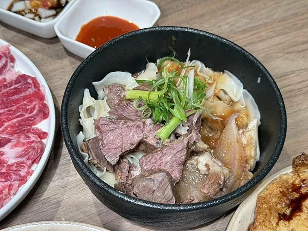 台北溫體牛火鍋宵夜推薦！牛寓鮮切溫體牛，涮煮幾秒肉嫩鮮甜感十足。