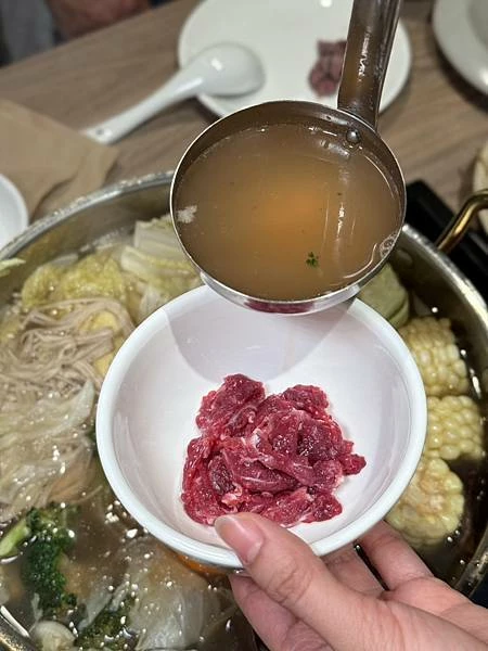 台北溫體牛火鍋宵夜推薦！牛寓鮮切溫體牛，涮煮幾秒肉嫩鮮甜感十足。