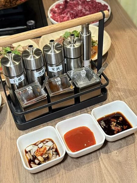 台北溫體牛火鍋宵夜推薦！牛寓鮮切溫體牛，涮煮幾秒肉嫩鮮甜感十足。