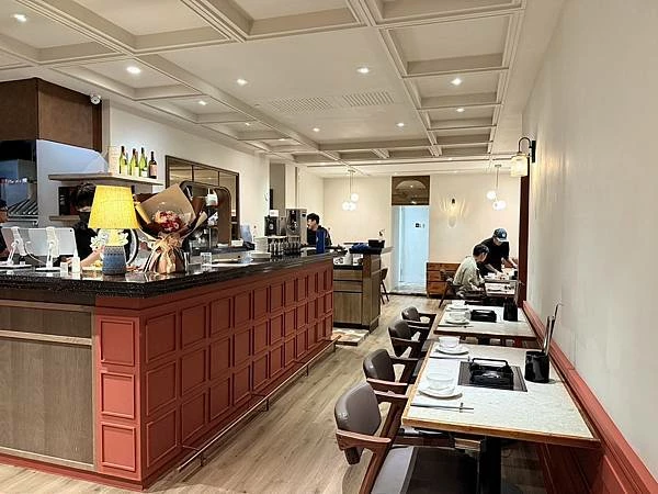 台北溫體牛火鍋宵夜推薦！牛寓鮮切溫體牛，涮煮幾秒肉嫩鮮甜感十足。