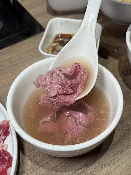 台北溫體牛火鍋宵夜推薦！牛寓鮮切溫體牛，涮煮幾秒肉嫩鮮甜感十足。