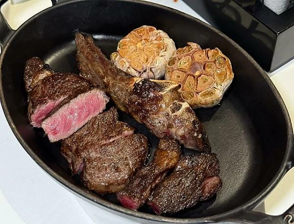 台北米其林一星牛排！A CUT經典招牌肋，體驗奢華牛排饗宴的極致。