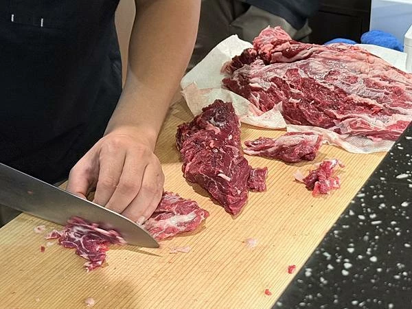 台北溫體牛火鍋宵夜推薦！牛寓鮮切溫體牛，涮煮幾秒肉嫩鮮甜感十足。