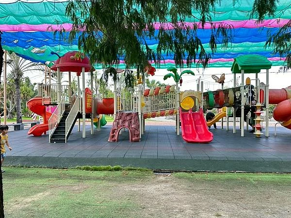 嘉義民雄親子旅遊景點!三隻小豬觀光農場,3000坪迷你動物園可玩一整天。