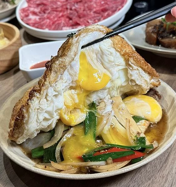 台北溫體牛火鍋宵夜推薦！牛寓鮮切溫體牛，涮煮幾秒肉嫩鮮甜感十足。