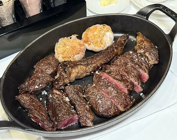 台北米其林一星牛排！A CUT經典招牌肋，體驗奢華牛排饗宴的極致。