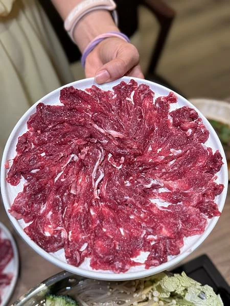 台北溫體牛火鍋宵夜推薦！牛寓鮮切溫體牛，涮煮幾秒肉嫩鮮甜感十足。