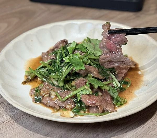 台北溫體牛火鍋宵夜推薦！牛寓鮮切溫體牛，涮煮幾秒肉嫩鮮甜感十足。