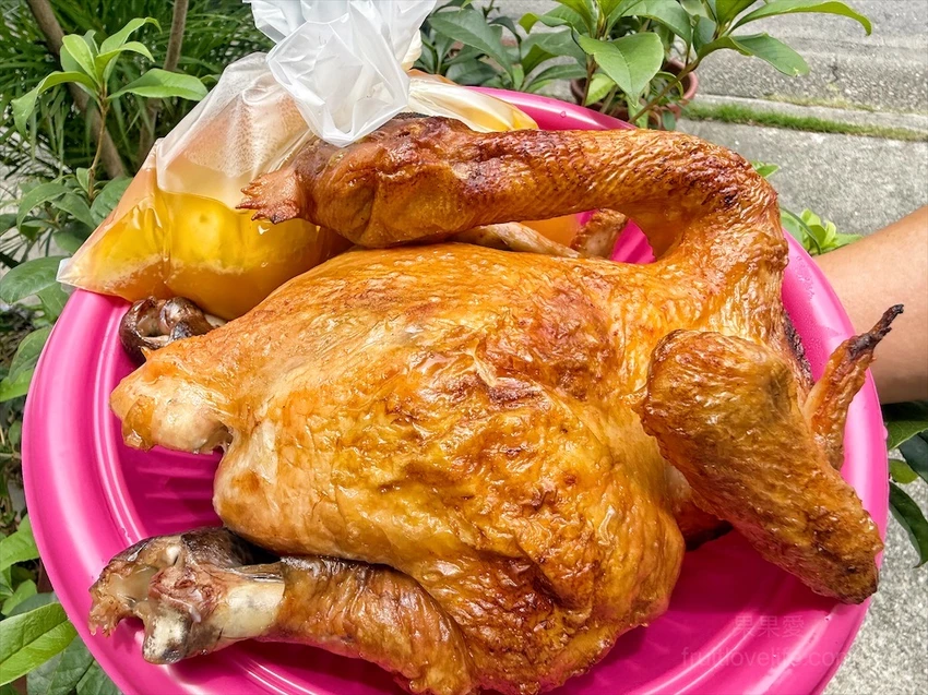 鐵皮屋裡飄出陣陣柴燒味，烤雞出爐香氣撲鼻，肉質鮮嫩又多汁