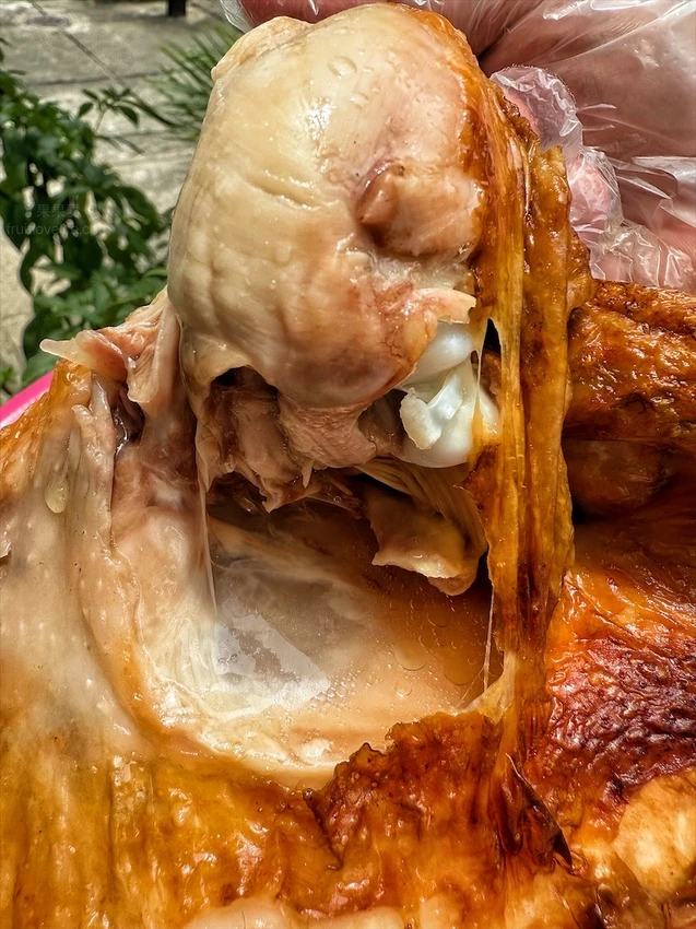 鐵皮屋裡飄出陣陣柴燒味，烤雞出爐香氣撲鼻，肉質鮮嫩又多汁