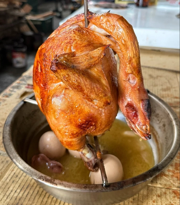 鐵皮屋裡飄出陣陣柴燒味，烤雞出爐香氣撲鼻，肉質鮮嫩又多汁