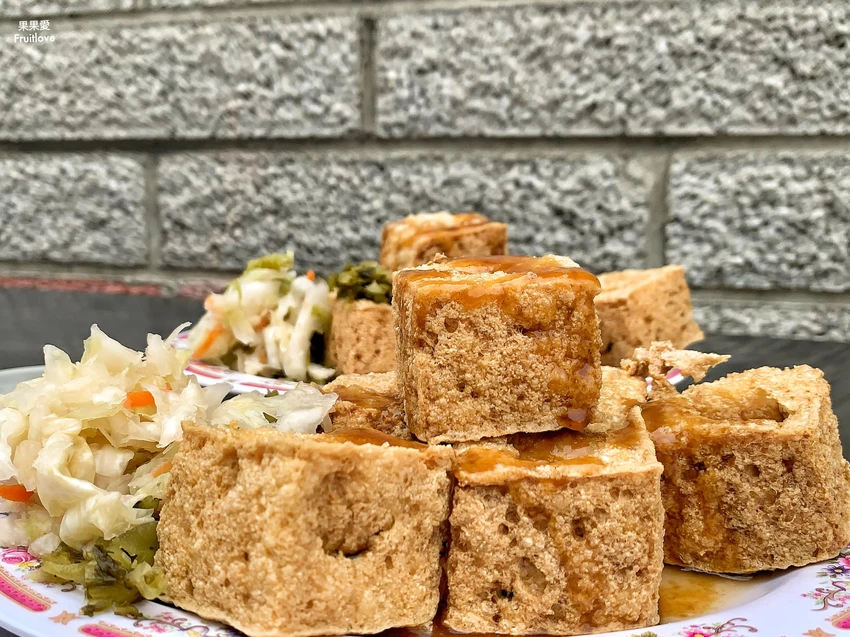 臭豆腐外酥內嫩，口齒留香，搭配酸菜別有一番風味