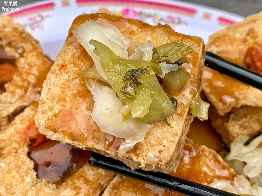 臭豆腐外酥內嫩，口齒留香，搭配酸菜別有一番風味