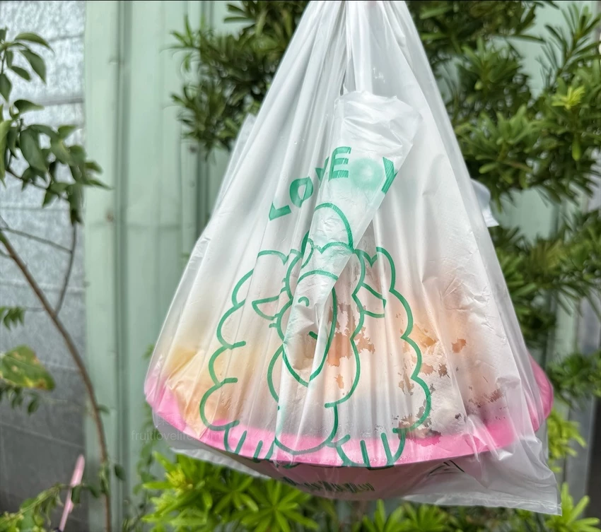 鐵皮屋裡飄出陣陣柴燒味，烤雞出爐香氣撲鼻，肉質鮮嫩又多汁