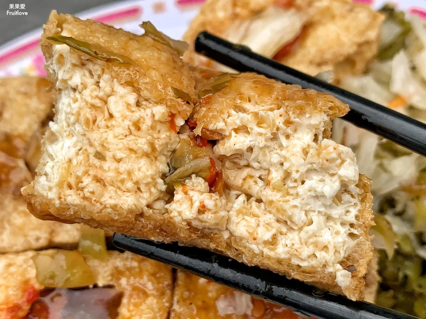 臭豆腐外酥內嫩，口齒留香，搭配酸菜別有一番風味