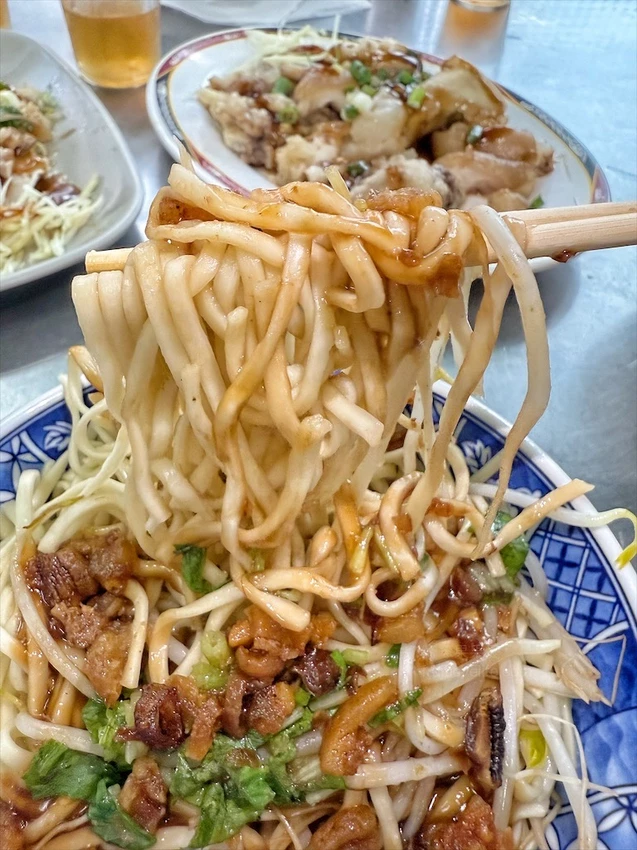 來花壇不能錯過的黑白切麵店，滷味小菜、乾麵、豬油拌飯超好吃的