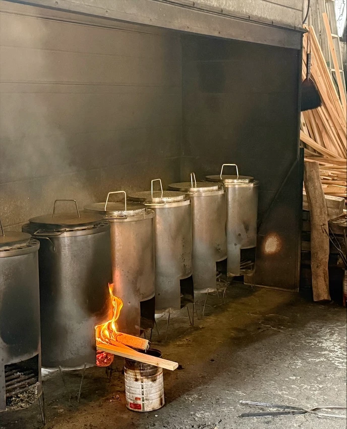 鐵皮屋裡飄出陣陣柴燒味，烤雞出爐香氣撲鼻，肉質鮮嫩又多汁