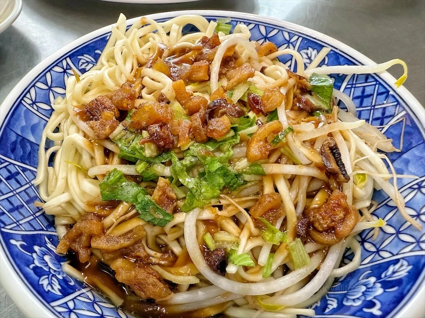 來花壇不能錯過的黑白切麵店，滷味小菜、乾麵、豬油拌飯超好吃的