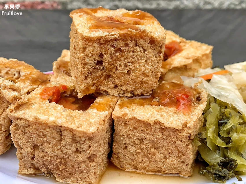 臭豆腐外酥內嫩，口齒留香，搭配酸菜別有一番風味