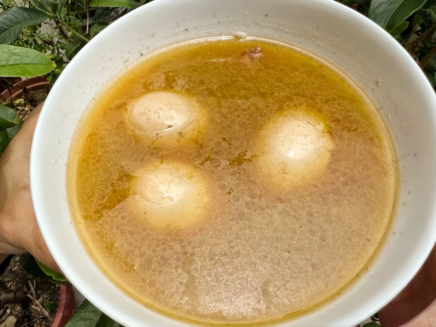 鐵皮屋裡飄出陣陣柴燒味，烤雞出爐香氣撲鼻，肉質鮮嫩又多汁