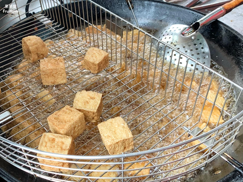 臭豆腐外酥內嫩，口齒留香，搭配酸菜別有一番風味