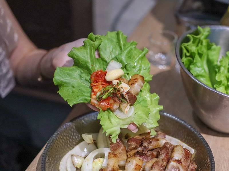 韓國人認證的道地風味！新竹部隊鍋暖胃必點，小菜生菜無限續盤超佛心。