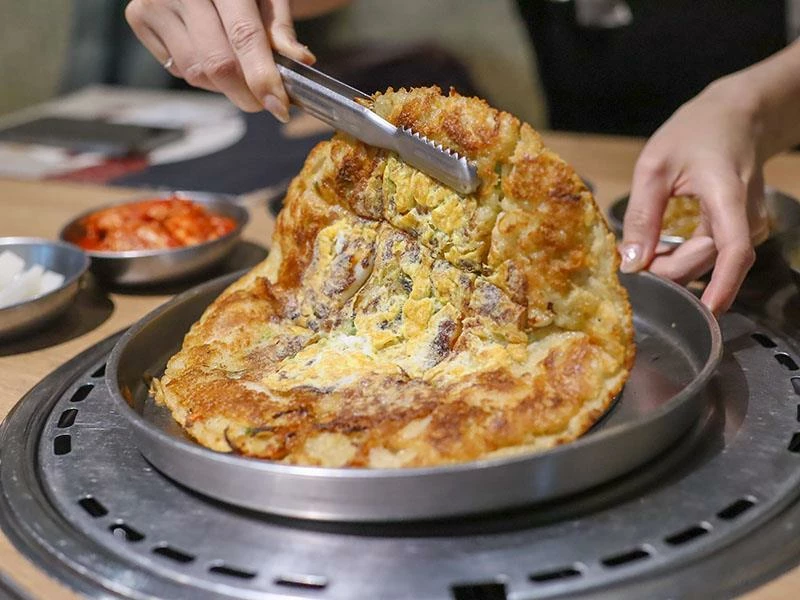 韓國人認證的道地風味！新竹部隊鍋暖胃必點，小菜生菜無限續盤超佛心。