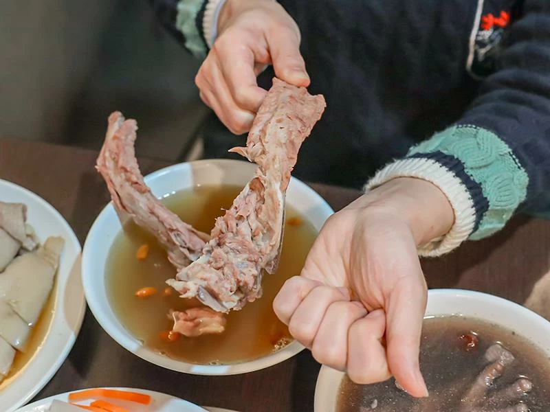 新竹巨城周邊必吃美食,龍虎海南雞飯,道地口味傳承新加坡好味道。!