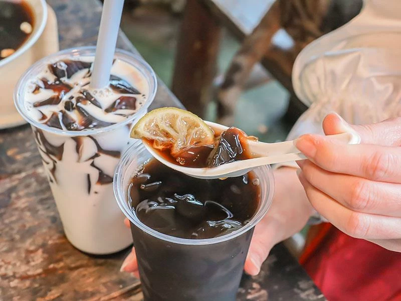 仙山旁星仙草!2年以上老仙草乾熬製8小時,冬日必吃手工大湯圓。