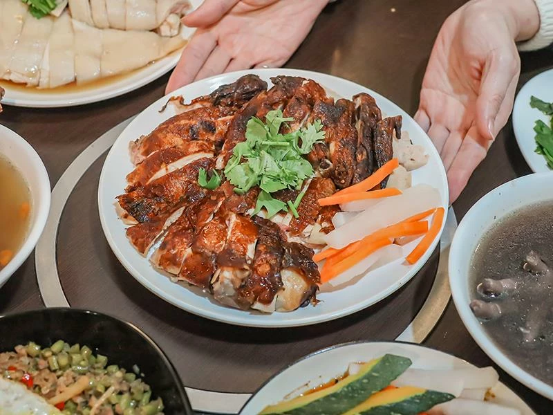 新竹巨城周邊必吃美食,龍虎海南雞飯,道地口味傳承新加坡好味道。!