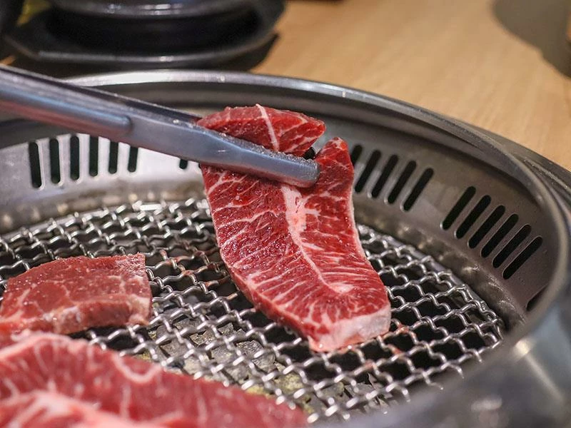 韓國人認證的道地風味！新竹部隊鍋暖胃必點，小菜生菜無限續盤超佛心。