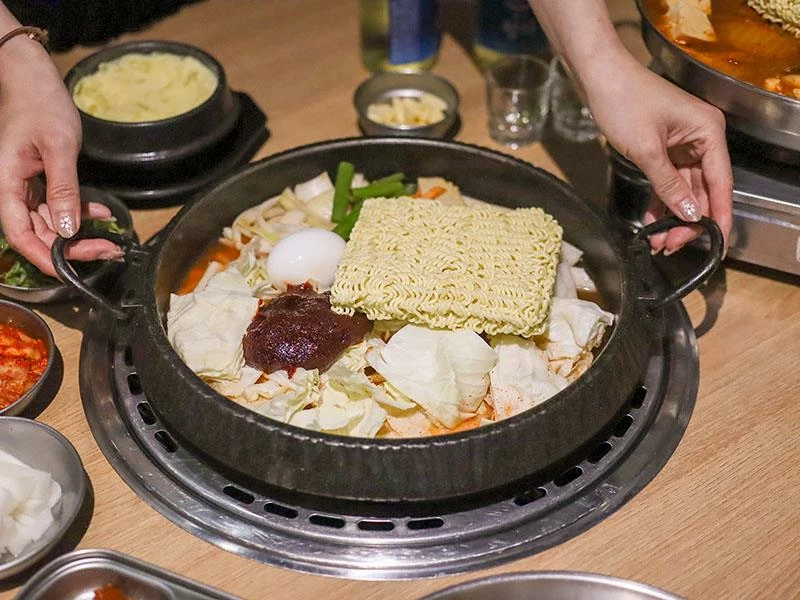 韓國人認證的道地風味！新竹部隊鍋暖胃必點，小菜生菜無限續盤超佛心。