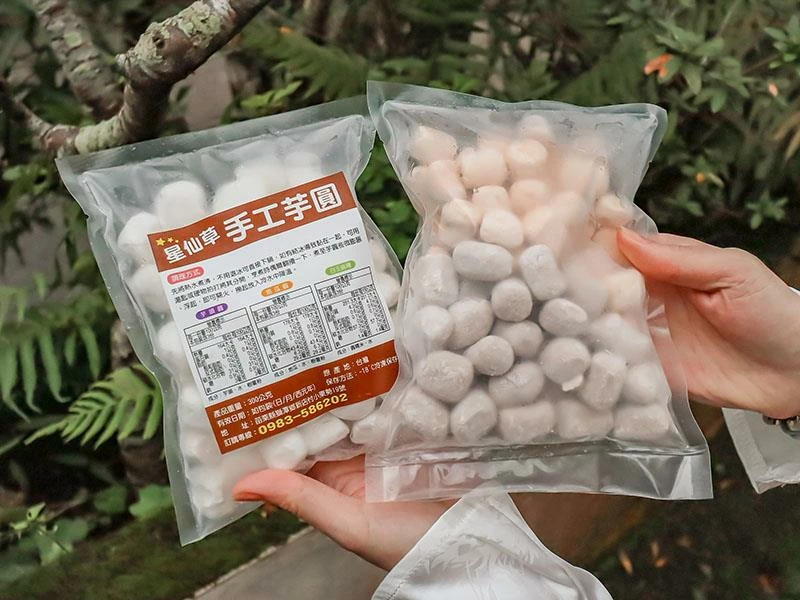 仙山旁星仙草!2年以上老仙草乾熬製8小時,冬日必吃手工大湯圓。