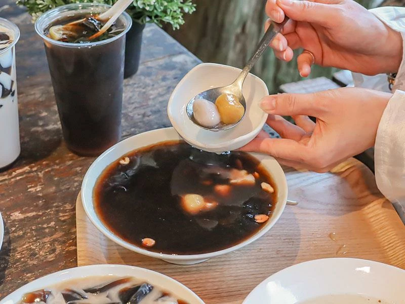 仙山旁星仙草!2年以上老仙草乾熬製8小時,冬日必吃手工大湯圓。