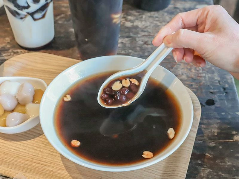 仙山旁星仙草!2年以上老仙草乾熬製8小時,冬日必吃手工大湯圓。