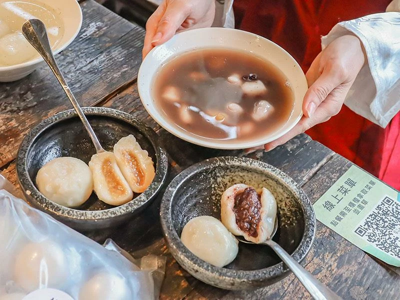 仙山旁星仙草!2年以上老仙草乾熬製8小時,冬日必吃手工大湯圓。