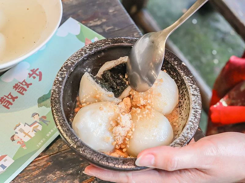 仙山旁星仙草!2年以上老仙草乾熬製8小時,冬日必吃手工大湯圓。