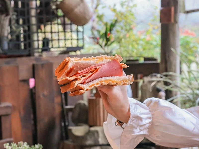 仙山旁星仙草!2年以上老仙草乾熬製8小時,冬日必吃手工大湯圓。