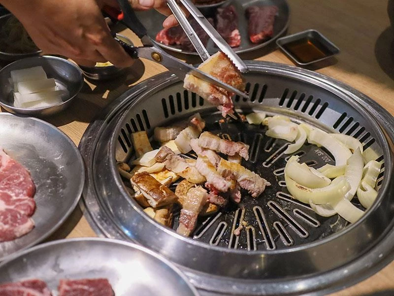 韓國人認證的道地風味！新竹部隊鍋暖胃必點，小菜生菜無限續盤超佛心。