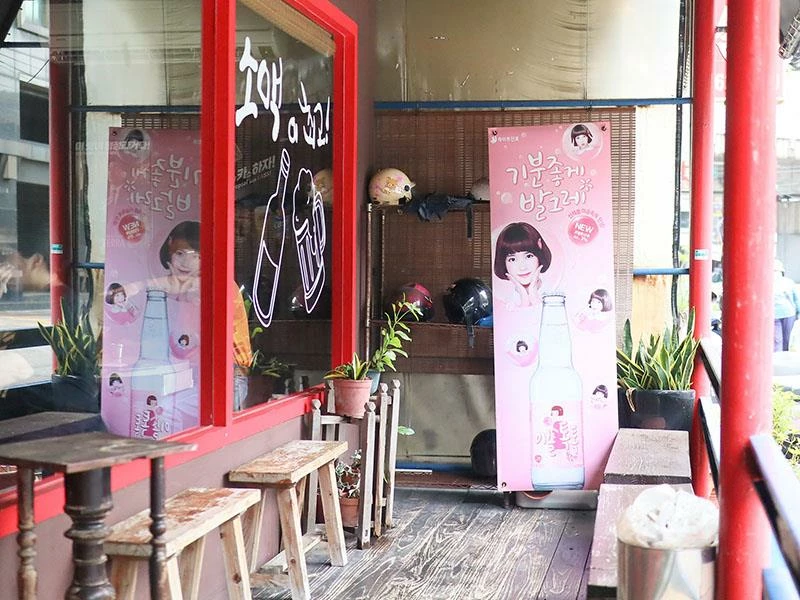 韓國人認證的道地風味！新竹部隊鍋暖胃必點，小菜生菜無限續盤超佛心。