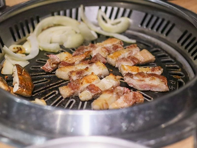 韓國人認證的道地風味！新竹部隊鍋暖胃必點，小菜生菜無限續盤超佛心。