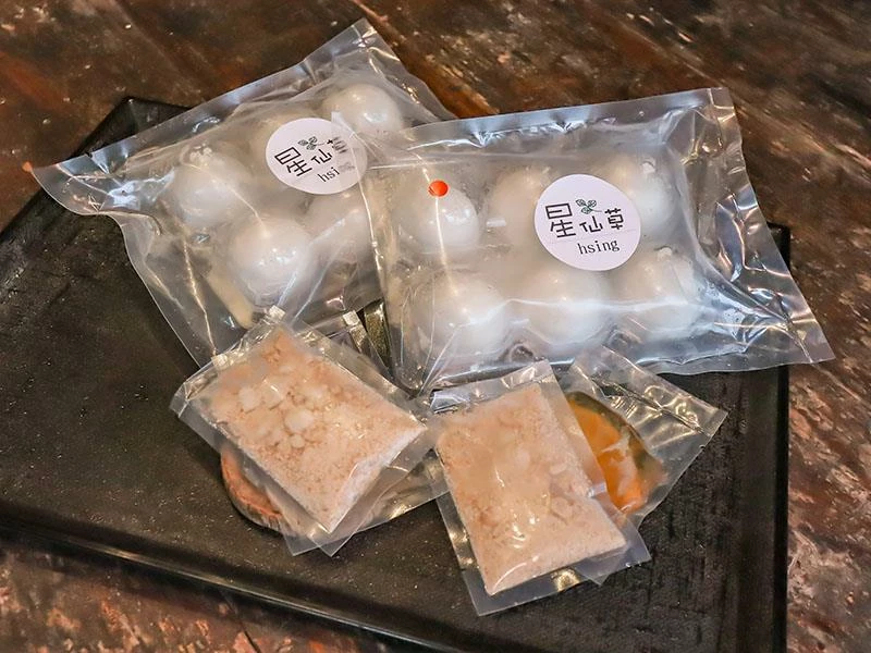 仙山旁星仙草!2年以上老仙草乾熬製8小時,冬日必吃手工大湯圓。