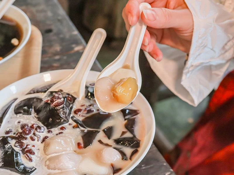 仙山旁星仙草!2年以上老仙草乾熬製8小時,冬日必吃手工大湯圓。