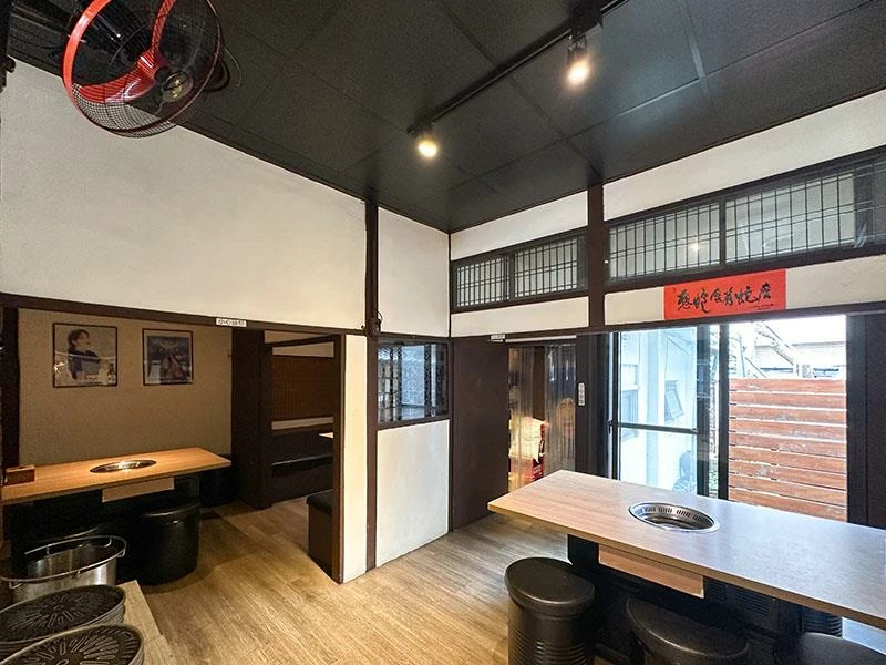 韓國人認證的道地風味！新竹部隊鍋暖胃必點，小菜生菜無限續盤超佛心。