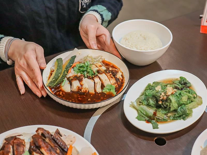 新竹巨城周邊必吃美食,龍虎海南雞飯,道地口味傳承新加坡好味道。!