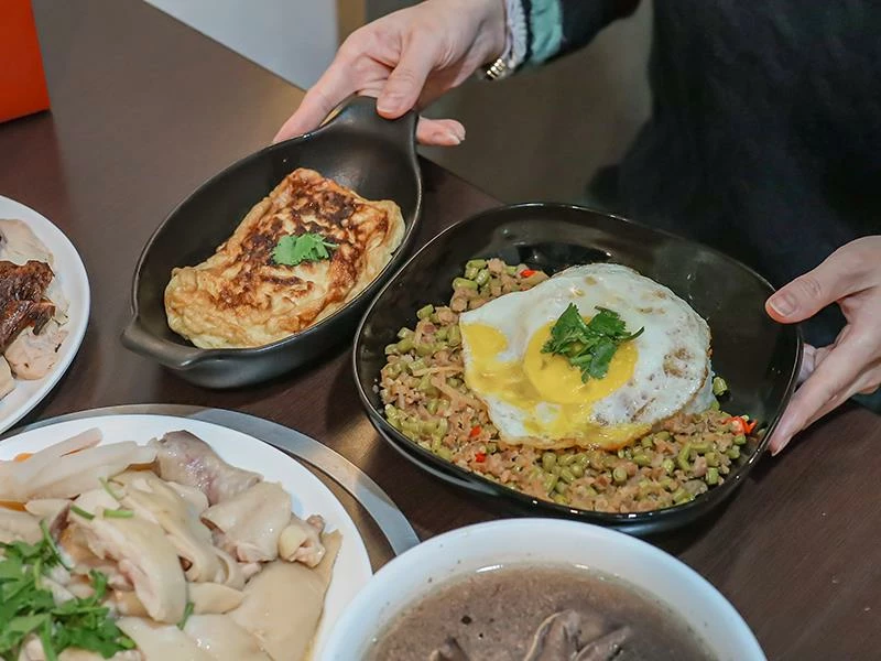 新竹巨城周邊必吃美食,龍虎海南雞飯,道地口味傳承新加坡好味道。!
